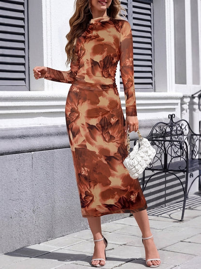 Robe Longue Moulante Plissée à Motifs Tie-Dye – Élégance & Style Glamour