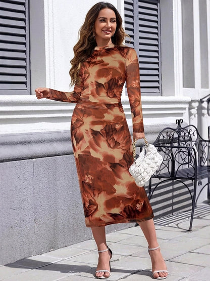 Robe Longue Moulante Plissée à Motifs Tie-Dye – Élégance & Style Glamour